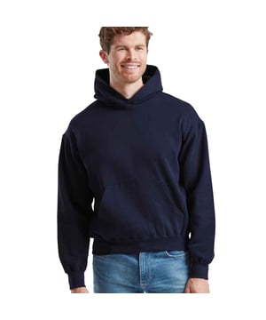 70% Baumwolle, 30% Polyester. Gewebe: angeraute Fleece-Innenseite. Design: Unifarben. GSM (Gramm pro Quadratmeter): 405. Zum Überziehen. Kapuze aus doppellagigem Stoff, Überschnittene Schulter, Abreiß-Etikett. Passform: Klassisch. Taschenart: 1 Kängurutasche. Nachhaltigkeit: Amfori-Freigabe, Better Cotton Initiative, BSCI, Verein für faire Arbeit, Oeko-Tex Standard 100 zertifiziert, WRAP Zertifikat. Mit Kapuze, verklebt. Langärmlig. Saum: gerippt. Bündchen: gerippt. Kapuzenmerkmale: Aufnähen. S: 93,98 cm. M: 102 cm. L: 109 cm. XL: 116,84 cm. XXL: 124,46 cm. 3XL: 132 cm. 4XL: 139,7 cm.
