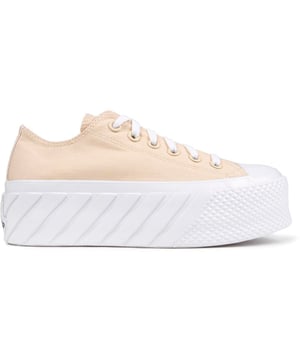 Nude Converse All Star Lift X2 Low damessneakers met veters, bovenwerk van canvas, tonale oogjes en iconische branding op de tong, vetersysteem met zes gaten en een witte neus van lakrubber. Deze damessneakers hebben een voering van canvas, een dubbel gelaagd platform met witte textuur en een rubberen wafelzool met merklogo.