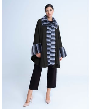 Descubre la elegancia y la calidez del poncho de pelo negro Carmen, con pelo sintético en puño, cuello y delantero. El toque perfecto para un look exclusivo y sofisticado este invierno.
 
 
 
 
 
  Poncho con detalle de pelo doble color en puño, cuello y delantero. 
 
 
 
 Cierre frontal con un gancho forrado en material textil.