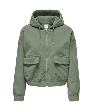 Entdecken Sie die Only Damenjacke in charmanter Cord-Optik, die Retro-Flair mit modernem Komfort verbindet. Diese Jacke zeichnet sich durch eine zeitlose Textur aus, die sofort ins Auge fällt und jedem Outfit eine besondere Note verleiht. Der durchgehende Reißverschluss garantiert dabei nicht nur einen praktischen Einstieg, sondern betont auch die klare Linienführung dieses vielseitigen Kleidungsstücks.  Mit Gummizügen an Handgelenken und Saum bietet diese Jacke eine exquisite Passform, die Bewegungsfreiheit gewährleistet, während sie zugleich vor kühlen Brisen schützt. Die vorderen Eingrifftaschen sind nicht nur praktisch für all die kleinen Dinge des Alltags, sondern runden auch das Design stilvoll ab. Durch den Langarm-Schnitt eignet sich diese Jacke hervorragend für die Übergangszeit, während ihr leichtes Material dafür sorgt, dass Sie nicht ins Schwitzen geraten.  Ihr kurzer Schnitt macht die Jacke zum idealen Partner für High-Waist-Jeans oder Röcke, was sie zu einem echten Allrounder für verschiedenste Anlässe macht. Die Kombination aus hochwertigen Materialien und sorgfältiger Verarbeitung verspricht nicht nur Langlebigkeit, sondern auch einen hohen Tragekomfort. Die Cord-Optik verleiht der Jacke eine einzigartige Textur, die sowohl visuell ansprechend als auch angenehm zu tragen ist.  Diese Only Damenjacke ist mehr als ein Kleidungsstück - sie ist eine Hommage an den unbeschwerten Charme vergangener Jahrzehnte, kombiniert mit dem Anspruch moderner Frauen an Qualität und Komfort. Perfekt für die modebewusste Frau, die in ihrem Kleiderschrank nicht auf Vielseitigkeit und einen Hauch von Vintage verzichten möchte. Mit dieser Jacke setzen Sie ein modisches Statement, das sowohl im Alltag als auch bei besonderen Anlässen seine Wirkung nicht verfehlt.