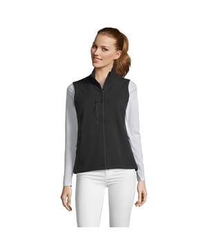94% Polyester, 6% Elastaan. Stof: Softshell. Ontwerp: Eenvoudig. 340gsm. Stoftechnologie: Ademend, Waterdicht. Mouwtype: Mouwloos. Halslijn: Staande Kraag. Geschikt: Regelmatig. Zakken: 2 Zijzakken, 1 Borstzak, Rits. Sluiting: Volledige ritssluiting, Plastic ritssluiting. Waterdichte classificatie: 8000mm. Zoom: Trekkoord. Duurzaamheid: Oeko-Tex Standaard 100 gecertificeerd, Veganistisch. S: 36 in. M: 38,5 in. L: 41 in. XL: 43,5 in. XXL: 45,5 in.
