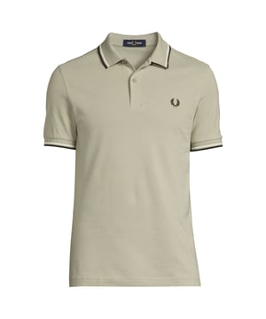 GBDeze regular fit polo voor heren van Fred Perry is gemaakt van katoen en heeft een logo-opdruk. Het model heeft een klassieke kraag en korte mouwen. De polo heeft een knoopsluiting.details van deze polo:contrasterende biezen