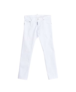 Lange broek Dsquared2.
 Recht gesneden broek.
 Hoofdsluiting met onzichtbare knopen.
 Twee open zakken aan de zijkanten.
 Twee open zakken op de achterkant.
 Taille met riemlussen.
 Naden in toon zichtbaar.
 Samenstelling: 98% Katoen, 2% Elastaan.
 Onderhoud:
Wassen op maximum temperatuur 30º.
 Strijken op lage temperatuur.
 Geen bleekmiddel gebruiken.
 Geen droger gebruiken.
 Niet chemisch reinigen.