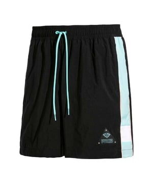 Met PUMA x DIAMOND SUPPLY CO. wordt een gedeelde passie voor sport tot leven gebracht door eenvoud van ontwerp en aandacht voor detail. Diamond Supply Co. werd eind jaren 90 opgericht door Nicholas Tershay en staat vandaag de dag bekend als een van de grootste, meest authentieke skate- en streetwearmerken van het land. Hun derde collectie met PUMA is geïnspireerd op de Californische cultuur. Een uitgekiende mix van PUMA-klassiekers en nieuwe silhouetten verschijnen in een helder, zonnig palet dat wordt versterkt door opvallende branding, op skates geïnspireerde details en een originele tie-dye dierenprint.
Deze shorts uit de PUMA x DIAMOND SUPPLY CO collectie zijn perfect om in te loungen, skaten en aan het strand te hangen. Ze hebben een los, flexibel materiaal, een klassieke constructie en koele zomertinten.
DETAILS
Losse knielengte
Contrasterende zijpanelen
Elastische tailleband met extern trekkoord voor verstelbare pasvorm
Dubbele steekzakken
PUMA x DIAMOND driehoekig geweven label links onderaan