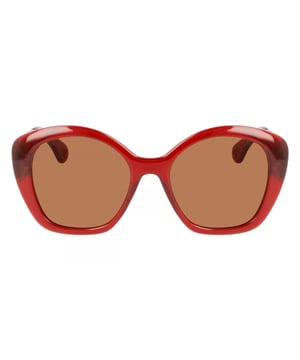 Gafas de sol LNV628S con montura de acetato.

Forma y diseño:
- Estas gafas Lanvin tienen una silueta de alas de mariposa.

Material de la montura:
- La montura de estas gafas está fabricada en acetato, un material plástico.
- El acetato proporciona durabilidad, flexibilidad y un acabado liso a la montura.

Patillas de acetato:
- Las patillas también están hechas de acetato, a juego con el material de la montura.
- El acetato en las patillas las hace livianas y cómodas de llevar.

Detalles de la marca:
- Grabado de la marca Lanvin en las patillas.
- Estos elementos de diseño ayudan a identificar claramente el modelo como parte de la colección de gafas Lanvin.

Lentes:
- Los lentes son de alta calidad.
- Estos lentes proporcionan una excelente protección UV y una visión nítida y clara.
 Medidas: Ancho lente: 54 mm. Puente: 19 mm. Patillas: 140 mm.
 Composición: Acetato
 Cuidados:
Utiliza un paño de microfibra suave y limpio para limpiar tus gafas de sol. Este tipo de paño no rayará los lentes.
Evita usar productos de limpieza abrasivos, detergentes, alcohol o acetona, ya que pueden dañar los lentes y los tratamientos antirrefleja