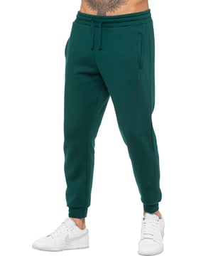 Enzo Mens Regular Fit Joggers. Cintura elástica con cordón ajustable. Cuenta con 2 bolsillos laterales y bolsillo trasero de una sola roncha. Tobillo esposado. Cuenta con el logotipo de EZ.