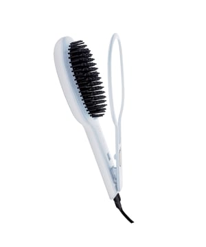 Lisse grâce à son clip qui saisit et guide le cheveu en le poussant contre ses pics plats recouverts de céramique.
Ainsi, toute la mèche reçoit la chaleur de manière uniforme de sorte que le lissage devient un processus rapide, facile, efficace et très attentif à la santé des cheveux puisqu'il diminue le temps d'exposition à la haute température.
Elle émet également des ions négatifs qui lui confèrent brillance, élasticité et empêchent les frisottis.
Dimensions
30 x 7,5 cm
Longueur du câble : 1,8 m
Coloris
Blanc
Puissance
60 W
Composition
PP et céramique