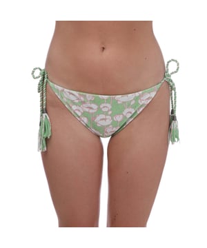 Dames Ted Baker Rosiaah Omkeerbaar Bikinibroekje met klaproosprint in groen. Met een levendige klaproosprint en speelse gevlochten bandjes zal het ROSIAAH broekje zeker hoofden doen omdraaien op het strand. Met een omkeerbaar ontwerp zijn ze perfect om je zwemstijl te veranderen. Combineer met het bijpassende topje voor een onweerstaanbare zomerse look. - Papaverprint. - Zelfbindende zijkanten. - Gevlochten bandjes met kwastjes.- Buitenkant: 80% Polyamide 20% Elastaan; Shell Binnenkant: 80% Polyamide 20% Elastaan.  Handwas.- Ref: 268094GROENLet op: retourzendingen worden alleen geaccepteerd als het hygiënelabel nog aan het product bevestigd is.