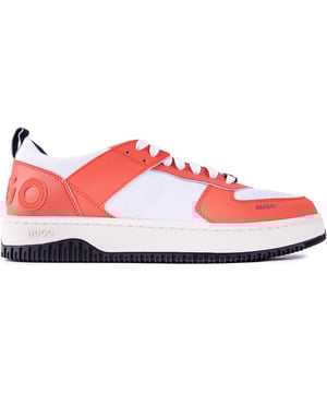 El equilibrio definitivo entre deporte y estilo. Aquí tienes un par de zapatillas de deporte para hombre en naranja y blanco de HUGO, con un look de diseñador fresco y contemporáneo y un aire retro. Este zapato de estilo urbano, cómodo y moderno, presenta la marca distintiva y la calidad de Kilian Tenn.