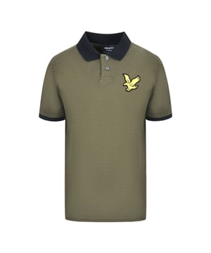 Polo jaspeado en bloque verde oliva de Lyle & Scott. Polo verde oliva de Lyle & Scott. Logotipo de la marca bordado en el pecho izquierdo. Polo De Cuello Negro, Verde Oliva. Cierre con botones, terminaciones de mangas elásticas, 63% algodón, 37% poliéster. Estilo: SP1700V W814