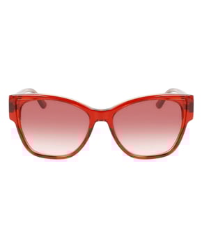 Gafas de sol KL6069S con montura de acetato.

Forma y diseño:
- Estas gafas Karl Lagerfeld tienen una silueta de ojos de gato.

Material de la montura:
- La montura de estas gafas está fabricada en acetato, un material plástico.
- El acetato proporciona durabilidad, flexibilidad y un acabado liso a la montura.

Patillas de acetato:
- Las patillas también están hechas de acetato, a juego con el material de la montura.
- El acetato en las patillas las hace livianas y cómodas de llevar.

Detalles de la marca:
- Grabado de la marca Karl Lagerfeld en las patillas.
- Estos elementos de diseño ayudan a identificar claramente el modelo como parte de la colección de gafas Karl Lagerfeld.

Lentes:
- Los lentes son de alta calidad.
- Estos lentes proporcionan una excelente protección UV y una visión nítida y clara.
 Medidas: Alto lente: 45 mm. Ancho lente: 54 mm. Puente: 16 mm. Patillas: 140 mm.
 Composición: Acetato
 Cuidados:
Utiliza un paño de microfibra suave y limpio para limpiar tus gafas de sol. Este tipo de paño no rayará los lentes.
Evita usar productos de limpieza abrasivos, detergentes, alcohol o acetona, ya que pueden dañar los lentes y los tratamientos antirrefleja