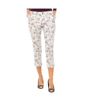Pants with floral design. 
 Multicolor color 
 Straight basses. 
 Button and zip closure. 
 Two pockets on the side, with lace trim. 
 Two fake pockets on the back. 
 Belt loops. 
 Seams seen in tone. 

 Composition: 99% Cotton - 1% Elastane 

 Washing instructions: 
 - Wash maximum at 40ºC. 
 - Iron at medium temperature, max. 110 ° C. 
 - It allows to use dryer. 
 - Do not use bleach. 
 - Does not support dry cleaning. 


 Composition: 99% Cotton, 1% Elastane
 Care:
- Wash maximum at 40ºC.
 - Iron at medium temperature, max. 110ºC.
 - Allows you to use a dryer.
 - Do not use bleach.
 - Does not support dry cleaning.