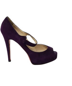 VINTAGE, UVP WIE NEU  
Suchen Sie nach etwas Sexy und Auffälligem? Diese schicken und lustigen Christian Louboutin Flo Peep-Toe Pumps aus lila Wildleder sind perfekt für Sie! Das lila Wildleder kombiniert mit einem femininen Absatz und einem offenen Zehenbereich machen diese Schuhe zu einem wunderbaren Farbtupfer. Der 120-mm-Absatz und das mit Leder gefütterte Obermaterial sorgen für eine bequeme Passform. Die ikonischen roten Sohlen sind bei jedem Schritt, den Sie machen, sichtbar.

Christian Louboutin 120mm Flo Peep Toe Pumps aus lila Wildleder  
Zustand: Gut  
Abnutzungsspuren: Flecken auf den Innensohlen  
Material: Wildleder  
Größe: 37,5  
SKU: 127610