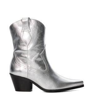 A culmination of two of the season's biggest trends, elevate your everyday styling with our Pardner Western boots. This standout design boasts cowboy-inspired stitching detail and a side zip closure to ensure the perfect fit. Detailed with two convenient pull-on side tabs and set on a contrasting kicked-in heel for added height, Pardner is the perfect transitional boot style.