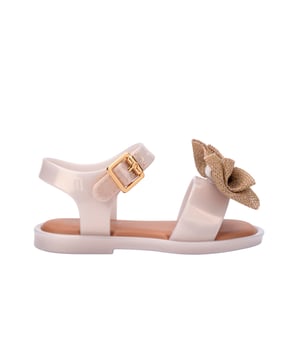 Soft soles, big smiles! The Mini Melissa Mar Sandal Sweet has a classic design that our tiniest M lovers can't get enough of, now back with an even more lightweight feel thanks to its Grenflex insole. The bow on the upper adds a romantic touch that will have your little in the high ranks of fashion!