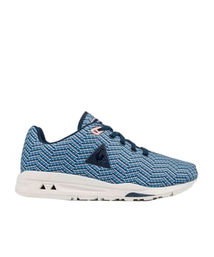 Los entrenadores de mujer sintéticos LE Coq Sportif R950 Jacquard Lace-Up Blue Synthetic son la opción perfecta para aquellos que desean mantenerse activos con estilo. Hecho a mano con una parte superior sintética liviana, estos entrenadores cuentan con un patrón de Jacquard llamativo y un sujetamiento con cordones para un ajuste seguro. El forro textil transpirable garantiza una comodidad duradera, mientras que la suela de goma duradera proporciona una excelente agarre y tracción. Con su diseño elegante y su rendimiento superior, estos entrenadores son ideales para correr, trotar y otras actividades. Además, el tono azul vibrante agrega un toque de color a cualquier aspecto. Experimente una comodidad y estilo superiores con el le coq sportif r950 jacquard lace-up para mujeres sintéticas para mujeres.