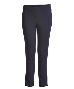 Broek CONQUISTA in stretch gabardine stof. Een riem in dezelfde stof. Sluiting in de tailleband aan de zijkant met een plastic knoop. Kleine splitjes bij de enkels. Aansluitend silhouet. Lengte, voor maat 36/S, 90cm.
56%cotton-43%viscose-1%elastan