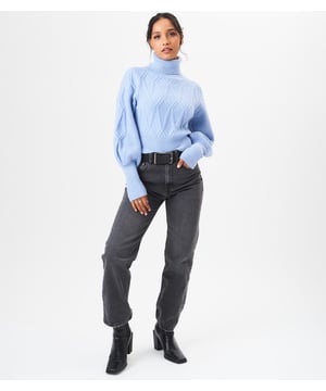Presentamos nuestro jersey corto de punto azul con cuello alto. Este jersey elegante y moderno está diseñado para mantenerte abrigado y agregar un toque de moda a tu guardarropa. El diseño de cuello alto añade un toque de sofisticación, mientras que el largo corto acentúa tu figura. Manténgase abrigado y elegante con nuestro jersey de punto rosa.MedidaAprox. longitud-60 cm