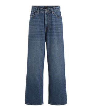 De Jack & Jones junior jeans in een normale pasvorm bieden de perfecte balans tussen comfort en stijl. Met een rits- en knoopsluiting en praktische riemlussen kan de jeans individueel worden aangepast en past hij altijd perfect.   De klassieke 5-pocketstijl biedt veel opbergruimte, terwijl het muntzakje extra ruimte biedt voor kleine schatten. Deze jeans is gemaakt van hoogwaardige materialen en garandeert een hoog niveau van comfort en duurzaamheid.   De coole denimlook maakt ze tot een tijdloze klassieker die geschikt is voor zowel alledaags gebruik als voor speciale gelegenheden. Deze jeans kan op verschillende manieren worden gecombineerd en is de ideale metgezel voor jongens die waarde hechten aan zowel functie als stijl.  Een must-have voor elke garderobe die comfort en een casual look combineert.