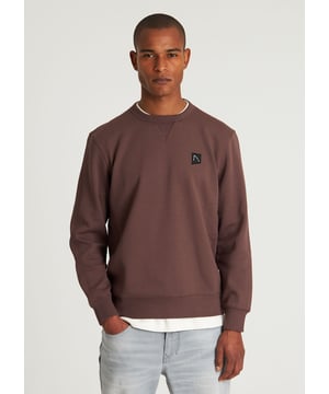 Dies ist ein hochwertiger Pullover, der ultraweich ist. Dieser CHASIN' de Ryder Pullover hat einen Logodruck auf der rechten Brust. Dieser Pullover hat eine gestickte Lotusblume im Nacken. Durch die Kombination aus Baumwolle und Polyester hat dieser Pullover eine hervorragende Passform. Pullover mit normaler Passform und R-Ausschnitt
