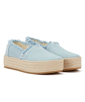Verhoog je stijl met deze trendy espadrille platform slip-ons, met stijlvol bovenwerk van textiel. Het touw wrap platform voegt een vleugje verfijning toe aan deze schoenen. Geniet van superieur comfort met de gewatteerde hiel die je voeten bij elke stap dempt. De OrthoLite Eco LT Hybrid inlegzolen zijn gemaakt van 26% eco-inhoud, waaronder 15% afvalschuim, 5% gerecycled materiaal en 6% bio-olie, wat zorgt voor zowel comfort als duurzaamheid. De rubberen buitenzool biedt uitstekende grip en duurzaamheid. Met een zoolhoogte van ongeveer 1,5 inch bieden deze slip-ons de perfecte hoeveelheid hoogte. Wees gerust, deze schoenen zijn volledig veganistisch en komen tegemoet aan je ethische keuzes. Stap stijlvol en comfortabel op stap met onze uitzonderlijke espadrille platform slip-ons.