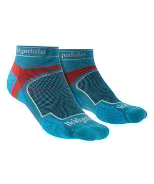Bridgedale - Men's Low Cut Ultralight Coolmax Sport SocksUnos calcetines veganos que no contienen lana para corredores serios a los que les gusta explorar el paisaje del mundo a un ritmo más rápido. Estos calcetines de corte bajo ofrecen una comodidad fantástica para correr tanto dentro como fuera de los senderos. El ajuste deportivo proporciona una compresión de apoyo para la estabilidad y el equilibrio alrededor del tobillo y la parte media del pie y el puño de cero residuos proporciona un ajuste estrecho extendido para evitar que los residuos entren y esto significa que su calcetín no se deslizará hacia abajo o se amontonará en su calzado. El Trail Run Ultralight Coolmax Sport tiene micro amortiguación T2 combinada con ventilación extra para el equilibrio perfecto de protección y confort en los terrenos más duros. La tecnología Coolmax Sport Fusion proporciona un acolchado resistente, absorción de la humedad, control del olor y una durabilidad excepcional en los senderos. La puntera natural es ancha y sin restricciones, lo que permite que los dedos de los pies se separen al correr, y la costura reforzada evita las roturas y los reventones al descender. Construidos sobre una estructura de LYCRA® y fijados mediante nuestro proceso ThermoFit que garantiza que el calcetín vuelva a su forma y tamaño originales después de cada lavado. Estos calcetines están hechos de 60% Nylon / Poliamida, 37% Poliéster / COOLMAX®, 3% Lycra® / Elastano y vienen en 4 colores diferentes: Rojo, Amarillo, Azul y Azul Marino. Están disponibles en 3 tallas: Medium (6-8.5 UK), Large (9-11.5 UK), X-Large (12+ UK) y son lavables a máquina.Extra Product DetailsBridgedale Men's Sport SocksCoolmax FibresOverfoot VentilationFlat Toe SeamsGreat For RunningLow Cut Trainer LengthMoisture WickingVegan FriendlyZero Debris CuffT2 AntiShock CushioningNatural Toe SpreadAntiShock Cushioning3 Sizes AvailableMachine Washable