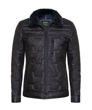Wir stellen Ihnen unsere mit Spannung erwartete Infinity Signature-Reihe vor, die zwei Jahre unermüdlichen Engagements für Handwerkskunst und Innovation repräsentiert. Unser neuestes Meisterwerk, die markante Lederjacke, verfügt über eine großzügige Stepppolsterung, die sie zu einem herausragenden Kleidungsstück für kaltes Wetter macht. Gefertigt aus herrlich weichem Schafnappaleder und mit synthetischer Daunenfüllung sorgt es für außergewöhnliche Wärme und Komfort. Das abnehmbare Kragenfutter aus Kunstpelz bietet Vielseitigkeit beim Styling, während der robuste UMZ-Reißverschluss, der bis zum Stehkragen reicht, für Strapazierfähigkeit und Raffinesse sorgt. Mit strategisch platzierten Taschen, darunter eine Brusttasche mit vertikalem Reißverschluss und zwei Handwärmtaschen, trifft Funktionalität mühelos auf Stil. Im Inneren des vollständig mit Nylon ausgekleideten Innenraums befinden sich drei mit Leder besetzte Taschen für zusätzlichen Komfort und Organisation, die unser unerschütterliches Engagement für Luxus und Zweckmäßigkeit unterstreichen. Wichtige Designmerkmale: Engagierte Handwerkskunst und Innovation: Zwei Jahre unermüdlicher Hingabe an Handwerkskunst und Innovation sind in die Schaffung dieses Meisterwerks geflossen. Hochwertige Schafnappalederkonstruktion mit synthetischer Daunenfüllung: Sorgt für außergewöhnliche Wärme und Komfort. Vielseitiges, herausnehmbares Kunstpelzkragenfutter: Bietet Flexibilität im Styling.Robuster UMZ-Reißverschluss und strategisch platzierte Taschen: Sorgen für Komfort und Stil.Luxuriöses, mit Nylon gefüttertes Innenleben mit lederbesetzten Taschen: Sorgt für Komfort und Organisation und unterstreicht unser Engagement für Luxus und Zweckmäßigkeit
