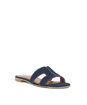 Based on our best selling Loupe profile, this timeless sandal will underpin your warm weather styling. Complete with a gold trim Ludlows have been crafted from our signature boucle. These flat sandals are the perfect combination of comfort and style.