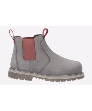 Damen Goodyear Welt Sicherheitsdealerstiefel, gefertigt aus weichem Nubukleder, verfügt über eine Stahlkappe, Ziehhilfen für einfaches Anziehen mit doppelten elastischen Einsätzen, eine Nitril-Gummisohle mit energiedämpfendem Absatz für Komfort. Sicherheitsstandard EN ISO 20345:2011 - SB
- 200 Joule Stahlkappe
- Anti-Penetration Stahlmittelsohle - Min 1100N
- Herausnehmbares PU-Schaumfußbett
- Echtes Goodyear-Welt-Konstruktionsverfahren
- Obermaterial aus weichem Nubukleder
- Ziehhilfen aus gewebtem Material
- Ölbeständige Sohle
- Energiedämpfender Absatz
- Ikonischer GYW Dealer Sicherheitsstiefel