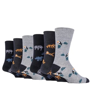 Als je wat plezier en kleur wilt toevoegen aan je garderobe, hoef je niet verder te zoeken dan de set van 6 sokken met patroon van Gentle Grip. Het pakket bevat 6 paar sokken met een keuze uit leuke en grappig patronen zoals: Deep Sea, Dinosaurs, Highlands en meer! Deze sokken hebben de Gentle Grip Honeycomb Top die de bloedsomloop bevordert, waardoor ze extreem comfortabel zijn om te dragen. dragen, vooral als u worstelt met problemen met de bloedsomloop, gezwollen benen, enkels en voeten. Ze zijn met zorg ontworpen zodat ze jarenlang meegaan. Deze NIEUWE collectie ontwerpen is net zo goed als ze voelen, gemaakt van zacht en comfortabel katoenrijk garen. Help je voeten geurloos te houden. Alle SockShop Gentle Grip-sokken zijn gemaakt om voor je benen te zorgen, comfortabel gevormd naar hun natuurlijke contouren zonder een van deze vernauwingsringen achter te laten. Met de zachte grip helpen sokken zonder elastiek bovenkantpen die niet vallen tijdens het dragen voorkomen restrictie- en drukhotspots. De tenen met platte naden voor extra draagbaarheid zorgen ervoor dat je voeten de hele dag comfortabel blijven, of je nu de stad in gaat of gewoon lekker thuis ontspant. Dit zijn Een maat heren: 39-45 EU, kom in 4 geweldige patronen en zijn een set van 6 paar. Ze zijn gemaakt van: 76% katoen, 19% polyester, 3% nylon, 2% elastaan ​​en zijn machinewasbaar.