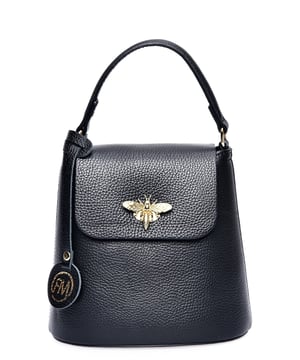 Crossbody tas
100% rundleer
Sluiting met gesp aan de bovenkant
Afmetingen : 19x19,5x11 cm
Handvat: 23 cm
Schouderriem 120 cm