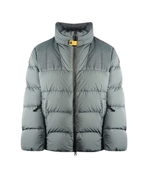 Parajumpers Peace Lead Grey Jacke. Bleiben Sie warm und stilvoll in der Parajumpers Grey Coat. Dieser luxuriöse Herrenmantel ist aus isolierendem Material gefertigt, das die Wärme speichert und vor den Elementen schützt. Verzichten Sie nicht auf Stil zugunsten von Komfort - setzen Sie ein Zeichen! Füllung: 100% Entendaunen, Obermaterial: 100% Polyamid. Großer Halsausschnitt. Knopfverschluss am Hals, Reißverschluss. Style Code: Frieden 0255
