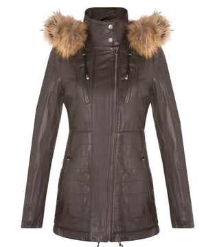Mejora tu guardarropa de invierno con nuestra parka de cuero para mujer de corte ajustado, una opción perfecta para mantenerte abrigada y con estilo en climas más fríos. Esta chaqueta, confeccionada con 100 % cuero napa ultra suave de primera calidad, ofrece una sensación lujosa y cómoda. Esto es lo que la distingue: Capucha con forro de piel desmontable: la chaqueta cuenta con una capucha con forro de piel desmontable, que brinda calidez y un aspecto exuberante que agrega un toque de sofisticación a tu atuendo de invierno. Bolsillos funcionales con cremallera: cuatro bolsillos con cremallera en la parte delantera de la chaqueta, con lengüeta para una fácil apertura, ofrecen un almacenamiento seguro y conveniente para tus elementos esenciales. Detalles acolchados lujosos: los detalles acolchados en las mangas y la cintura agregan un toque de lujo y textura al diseño de la chaqueta, mejorando su atractivo visual. Cuello alto: el cuello alto, abrochado con botones a presión, no solo te mantiene abrigado, sino que también agrega un elemento elegante y chic al aspecto general. Puños con cremallera: los puños con cremallera brindan mayor capacidad de ajuste y estilo, lo que le permite personalizar la longitud de la manga según sus preferencias. Esta chaqueta parka de cuero para mujer combina moda, funcionalidad y calidad superior, lo que la convierte en un complemento imprescindible para tu guardarropa de invierno para un aspecto elegante y acogedor.