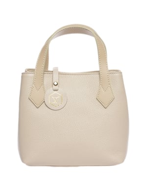 Bolso 
100% cuero de vaca 
Cierre superior con cremallera 
Bolsillos internos con cremallera 
Dimensiones: 19x22x12 cm 
Asa: 27 cm 
Correa de hombro: 105 cm