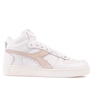 Un icono atemporal. La zapatilla Basket Demi de Diadora no deja de sorprender. Esta variante presenta un look inspirado en el baloncesto con un toque retro en una combinación de colores moderna. Esta zapatilla potente y elegante está diseñada según los altos estándares de Diadora. con una parte superior de cuero de primera calidad. Detalles de ante y suela de goma Eva con la marca.