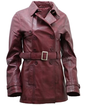 Treffen Sie zeitlose Eleganz mit unserem klassischen Trenchcoat. Dieses zweireihige Meisterwerk zeigt die ikonischen Merkmale, die den Trenchcoat-Stil ausmachen. Sein traditioneller Drei-Knopf-Verschluss führt zu einem gekerbten Kragen, der mit einer Schnalle gesichert werden kann und für zusätzliche Wärme an einen klassischen Hemdkragen erinnert. Die längere Länge der Jacke bietet zusätzlichen Schutz vor Kälte und macht sie zu einem vielseitigen Must-have für die Wintergarderobe. Wichtige Designelemente:  Hergestellt Aus 100 % hochwertigem, ultraweichem Nappaleder für unübertroffene Qualität und Komfort. Klassischer Trenchcoat-Stil mit zweireihigem Design und Knopfverschluss. Verstellbarer Bindegürtel und Riemen an der Bündchen sorgen für eine maßgeschneiderte Passform, die sich Ihrer Figur anpasst. Eingekerbter Kragen mit Schnalle für zusätzlichen Stil und Wärme. Zwei diskrete Handwärmtaschen an der Taille bieten praktischen Stauraum.  Dieser Trenchcoat kombiniert mühelos zeitlosen Stil mit Funktionalität und macht ihn zu einem Must-have für alle, die klassische Mode und Schutz vor den Elementen schätzen. Werten Sie Ihre Garderobe mit diesem ikonischen Stück auf.