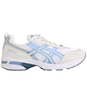 Disfruta de un estilo atemporal y un rendimiento fiable con las zapatillas ASICS Gel-1090v2 blancas para hombre. Estas icónicas zapatillas blancas no solo presentan un look limpio y clásico, sino que también incorporan tecnología avanzada para ofrecer comodidad y sujeción en tus actividades diarias.

Características principales:

 Sistema de amortiguación con tecnología GEL:  Las Gel-1090v2 incorporan la tecnología GEL característica de ASICS en el talón para absorber el impacto durante la pisada. Este sistema de amortiguación proporciona una comodidad excelente y ayuda a atenuar las fuerzas de impacto, por lo que es adecuado para una amplia gama de actividades, desde correr hasta el uso diario.

 Entresuela de EVA:  La entresuela de EVA (etilvinilacetato) ofrece una amortiguación ligera y reactiva, garantizando una zancada cómoda y llena de energía. Esta tecnología está diseñada para proporcionar soporte y flexibilidad para diversas actividades a lo largo del día.

 Parte superior de malla con revestimientos sintéticos:  Las zapatillas cuentan con una parte superior de malla con superposiciones sintéticas que combinan transpirabilidad y durabilidad. La malla permite una ventilación óptima, manteniendo los pies frescos, mientras que las superposiciones proporcionan estructura y soporte para un ajuste seguro.

 Cuello y lengüeta acolchados:  El cuello y la lengüeta acolchados mejoran el confort, evitando rozaduras y asegurando un ajuste ceñido. Esta característica contribuye a una sensación general de comodidad, haciendo que las Gel-1090v2 sean adecuadas para largos periodos de uso.

 Plantilla OrthoLite:  La plantilla OrthoLite añade una capa extra de amortiguación y control de la humedad. Ayuda a mantener los pies secos y cómodos, haciendo de estas zapatillas una opción fiable para su uso durante todo el día.

 Suela de goma duradera:  La suela de goma duradera ofrece una tracción fiable en diversas superficies. Proporciona agarre y estabilidad, haciendo que las Gel-1090v2 sean adecuadas tanto para actividades de interior como de exterior.
