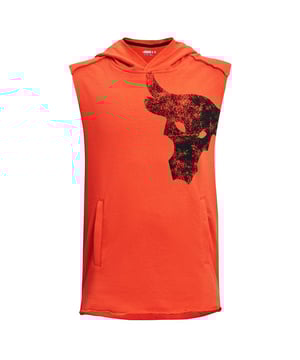 Under Armour Project Rock Terry Kids Orange Hoodie Top, una potente mezcla de estilo, rendimiento y comodidad diseñada para elevar tu vestuario deportivo. Tanto si vas al gimnasio como si llevas un estilo de vida activo, esta sudadera con capucha es la elección definitiva para aquellos que exigen lo mejor en su atuendo de entrenamiento.

Características principales:

 Colaboración Project Rock:  Esta sudadera con capucha forma parte de la colaboración entre Under Armour y Dwayne "The Rock" Johnson, una asociación conocida por su dedicación a la calidad y el rendimiento.

 Tejido de rizo de alta calidad:  Confeccionada con tejido de rizo de alta calidad, esta sudadera con capucha ofrece una suavidad y comodidad excepcionales. El tejido de rizo no sólo es agradable al tacto, sino que también proporciona calor cuando lo necesitas.

 Tecnología Moisture-Wicking:  El sistema de transporte de humedad característico de Under Armour expulsa el sudor y la humedad, garantizando que te mantengas seco y cómodo incluso durante entrenamientos intensos.

 Ajuste atlético:  Diseñada con un ajuste atlético en mente, esta sudadera con capucha ofrece una silueta entallada y aerodinámica sin sacrificar la libertad de movimiento. Es perfecta tanto para entrenar como para llevar de sport.

 Capucha con cordón:  La capucha ajustable con cordones añade un elemento de estilo y te permite personalizar el ajuste y la cobertura según necesites.

 Atrevido color naranja: Destaca entre la multitud con el vibrante color naranja, un elemento característico de la colección Project Rock.

 Bolsillo canguro:  Un gran bolsillo delantero tipo canguro proporciona un lugar conveniente para guardar tus objetos esenciales o mantener las manos calientes en los días fríos.

 Construcción duradera:  Under Armour es conocida por su compromiso con la calidad, y esta sudadera con capucha no es una excepción. Está hecha para soportar los rigores de tu estilo de vida activo, asegurando que será una adición duradera a tu armario.