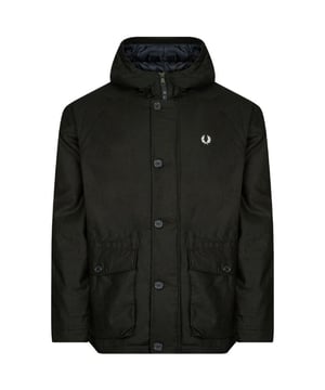 Fred Perry korte parka van katoenkeperstof in nachtgroen met capuchon. Blijf dit seizoen warm en stijlvol met de Fred Perry Dark Green Jacket! Dit luxe donkergroene jack heeft een strak silhouet en een sportieve stijl met een op een trainingspak geinspireerde geribde zoom en manchetboorden. Maak je klaar om de hoofden te laten draaien, waar je ook bent. Ritssluiting met knoopsluiting. Slim Fit, centrale ritssluiting. Elastische mouw en zoom, merkbadge op de linkerborst, Materiaal: 100% katoen, Vulling: 100% gerecycled polyester. Stijl: J4586 Q20