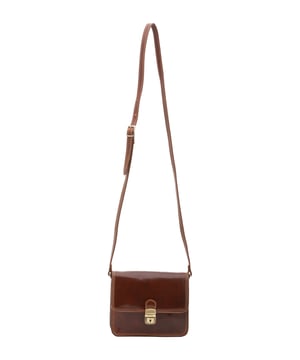 Crossbodytas voor dames met druksluiting. één met binnenzakken met ritssluiting. één achterkant met externe zakken met ritssluiting. verstelbaar in lederen schouderband. ontbrekend handvat. twee binnenvakken.  extern materiaal. gevoerd met katoenen binnenkant. Afmetingen: 20x16x7 cm. Gemaakt in Italië