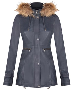 Mejora tu estilo invernal con nuestra parka de cuero para mujer, una combinación perfecta de sofisticación minimalista y calidez. Esta chaqueta, confeccionada 100 % con cuero napa ultra suave de primera calidad, ofrece una comodidad lujosa y un aspecto atemporal. Esto es lo que la distingue: Capucha forrada de piel desmontable: la chaqueta viene con una capucha forrada de piel, que proporciona calidez y comodidad durante el invierno al tiempo que agrega un toque elegante al diseño general. Cierre de botón: en lugar del cierre de cremallera típico, esta chaqueta presenta una bragueta con botones sobre el cierre de cremallera YKK, lo que crea una estética más clásica y sofisticada. Hebillas ajustables: las hebillas en los puños ofrecen una mayor capacidad de ajuste, lo que le permite personalizar el ajuste y garantizar que las mangas permanezcan transpirables para una comodidad durante todo el día. Cremalleras de cintura extendidas: dos cremalleras horizontales extendidas recorren la cintura, lo que proporciona un amplio espacio de almacenamiento y agrega un toque moderno al diseño de la parka. Cuello alto tipo embudo: el cuello alto tipo embudo se puede abrochar con una cremallera YKK de longitud completa, lo que ofrece protección adicional contra el frío y el viento. Con su diseño elegante y minimalista, esta chaqueta parka de cuero para mujer es una adición versátil a tu guardarropa de invierno, que combina moda y funcionalidad sin esfuerzo.