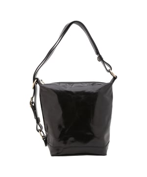 Bolso tipo bombonera para mujer. El cierre es con cremallera. Los bolsillos internos son uno con cremallera. Los bolsillos externos están ausentes. La bandolera es ajustable en piel. Falta el mango. Hay un compartimento interno. El material exterior es auténtica piel de vacuno. Internamente está forrado en algodón. Medidas: 34x33x15 cm. Hecho en Italia