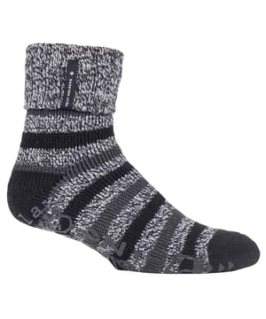Diese Lounge-Socken für Männer sind ideal für alle, die an einem faulen Wochenende zu Hause faulenzen wollen. Sie haben Anti-Rutsch-Gripper an der Unterseite für mehr Sicherheit auf Indoor-Holz- oder Fliesenflächen. Diese Loungesocken eignen sich hervorragend als Geschenk, sei es zum Geburtstag, zu Weihnachten oder zu einem anderen Anlass. Die vier Modelle, die in diesen Socken erhältlich sind, haben alle eine Umschlagspitze für zusätzliche Sicherheit, während sie helfen, mehr warme Luft einzuschließen. Die Griffe auf diesen Socken ermutigen Sie zum Chillen mit Worten auf der Unterseite des Fußes, die "relax" "chill" und unsere Lieblingsbeschäftigung am Wochenende, die "zzz's", beinhalten. Das Heat Holders Abzeichen ist auf dem Umschlag aufgenäht, damit du zeigen kannst, dass du tatsächlich die vielleicht wärmsten Socken der Welt trägst. Es wurde viel darüber nachgedacht, wie die Heat Holders die wärmsten Socken sein können, und es wurden innovative Änderungen am Garn, am Bürstverfahren und am Strickverfahren vorgenommen. Unser hochentwickeltes Thermogarn sorgt für eine leistungsstarke Isolierung gegen Kälte bei gleichzeitig hervorragender Atmungsaktivität und Weichheit. Unsere innovative Stricktechnologie sorgt für einen einzigartigen, kurzen, geschlungenen Polsterflor, der mehr warme Luft einschließt und die Wärme erhöht. Unser fachmännisches Bürstverfahren maximiert die Menge an warmer Luft, die in jeder Socke gehalten wird, und sorgt so für eine unglaubliche Gesamtwärme und ganztägigen Komfort. Diese Socken sind in 4 kreativen Stilen erhältlich und werden alle mit einem dekorativen Band geliefert, falls Sie diese Socken verschenken möchten. Sie sind in den Größen 6-11 UK 39-45 EU 7-12 US erhältlich und sind maschinenwaschbar.