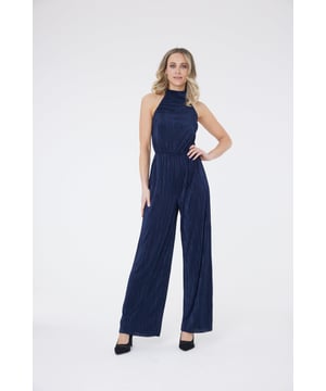 Este llamativo mono está confeccionado en tejido de satén plisado y ligero que favorece tu figura. El mono tiene la espalda baja y un escote halter que lo hace perfecto para cualquier evento nocturno. La cintura también es ligeramente elástica, lo que resalta una silueta favorecedora. Este mono plisado es el showstopper definitivo que destacará tus curvas. Combínalo con tus tacones favoritos o llévalo con unos zapatos planos para una noche que no olvidarás.

100% Poliéster

Lavado a máquina a 40°