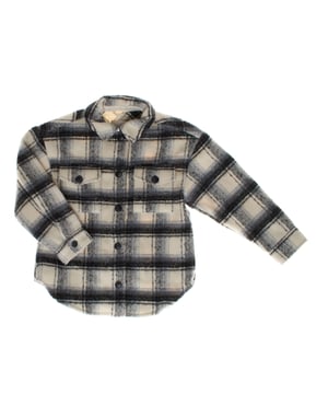 Esta chaqueta camisera para niño está confeccionada en un suave punto que garantiza comodidad y calidez. 

Presenta un clásico cuello de punta y mangas largas con hombros caídos para un estilo relajado. 

Su diseño incluye un cierre frontal de botones y bolsillos en el pecho de parche con solapa y botón, aportando un toque práctico y funcional. 

Con un moderno estampado de cuadros, esta prenda es ideal para combinar con looks casuales, manteniendo un equilibrio entre estilo y confort.
 Composición: 97% Poliéster, 3% Otras fibras
 Cuidados:
- Lavar a máquina máx 30ºC.
- Usar detergentes suaves.
- No usar secadora.
- Planchar a temperatura media.
- No lavar en seco.