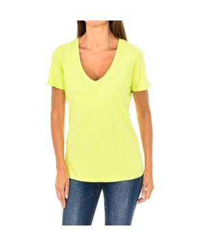 T-Shirt.
 Farbe Fluoreszierendes Gelb
 V-Ausschnitt.
 Kurze Ärmel.
 Passende Nähte.

 Zusammenstellung:
 100% Baumwolle.

 Waschanleitung:
 - Maximal bei 30ºC waschen.
 - Bügeln bei mittlerer Temperatur, max. 110ºC.
 - Darf einen Trockner benutzen.
 - Kein Bleichmittel verwenden.
 - Kann nicht chemisch gereinigt werden.
 Zusammenstellung: 100% Baumwolle
 Pflege:
Maschinenwäsche bei maximal 30º.
Verwenden Sie keine Bleichmittel.
Es erlaubt nicht die Verwendung eines Trockners.
Erlaubt das Bügeln bei mittlerer bis niedriger Temperatur.
Nicht chemisch reinigen.