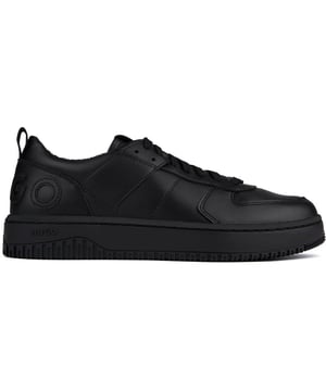 Presentamos las HUGO Killian Tenn, las zapatillas de corte definitivas para el chico moderno. Confeccionadas con una parte superior de cuero negro de primera calidad, una plantilla acolchada y una suela de goma gruesa y duradera, estas zapatillas ofrecen estilo, comodidad y un estilo urbano informal. Con sus detalles de diseñador y un toque retro inspirado en el baloncesto, son perfectos para cualquier ocasión informal.