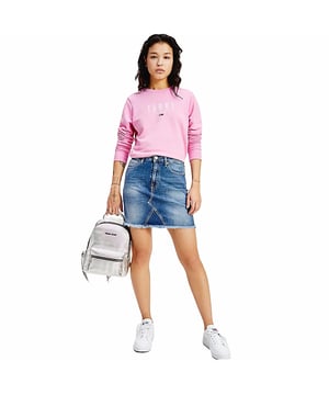 Jupe Tommy Jeans Flag Logo für Damen. Authentische Stadtbekleidung von der Marke Tommy Jeans – Streetwear/Sportswear-Design von Tommy Jeans – Tommy Jeans für Damen, modisch und perfekt für den Alltag – Die Jeans-Jupe von Tommy Jeans in Jeansfarbe lässt sich hervorragend mit dem Rest Ihrer Garderobe kombinieren – bequemer Jeansstoff – klassisch – Flag-Logo –