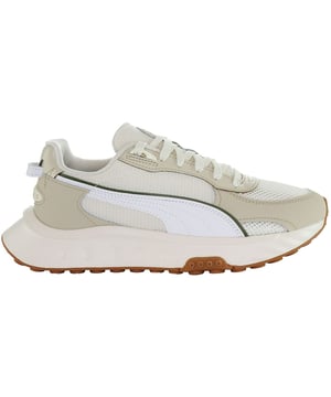 Maak kennis met de Puma Wild Rider Futurism Kids Off White Trainers - een stijlvolle en comfortabele schoen die is ontworpen voor de jonge trendsetter. Door de futuristische esthetiek te combineren met Puma's befaamde comforttechnologie, bieden deze sneakers een coole en functionele keuze voor actieve kinderen.

Belangrijkste kenmerken:

 Futuristisch ontwerp:  De Wild Rider Futurism Kids Trainers hebben een futuristisch ontwerp dat opvalt in de menigte. Met gedurfde lijnen, unieke patronen en een eigentijdse styling zijn deze sportschoenen perfect voor de kleintjes die hun individualiteit willen uitdrukken.

 Comfortabele pasvorm:  Puma geeft prioriteit aan comfort, en deze sportschoenen zijn daarop geen uitzondering. Het ontwerp zorgt voor een comfortabele pasvorm voor actieve kinderen, zodat ze met gemak kunnen bewegen tijdens het spelen of andere activiteiten.

 Off-White Kleur: De off-white kleur voegt een vleugje moderniteit en veelzijdigheid toe aan deze sportschoenen. Of ze nu gecombineerd worden met casual speelkleding of meer geklede outfits, deze sportschoenen passen bij verschillende stijlen.

 Veilige sluiting: De sportschoenen hebben een veilige sluiting, meestal met een combinatie van veters en riempjes of andere gebruiksvriendelijke sluitingen. Dit zorgt ervoor dat de schoenen goed blijven zitten tijdens allerlei activiteiten.

 Duurzame constructie:  Deze sportschoenen zijn gemaakt met de energieke levensstijl van kinderen in gedachten en hebben een duurzame constructie die bestand is tegen de slijtage van alledaagse avonturen. De gebruikte materialen zijn gekozen voor zowel stijl als veerkracht.

 Puma-merk:  Als wereldwijd erkend sportmerk zijn het logo en het merk van Puma vaak prominent aanwezig. Het Puma-logo op deze sportschoenen voegt een vleugje authenticiteit toe en vertegenwoordigt de toewijding van het merk aan kwaliteit.