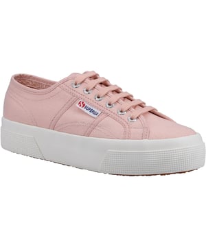De evolutie van een icoon. Deze Superga 2740 sneakers verhogen het kenmerkende unisex silhouet met een 3,5 cm platte zool - een licht en comfortabel flatterend detail dat trouw blijft aan het ontwerp-DNA van het merk.